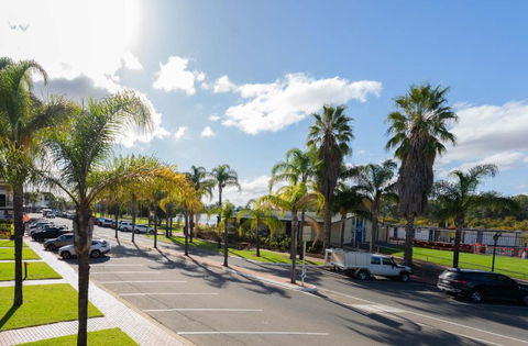 Hotel Renmark - Tourism Canberra 1