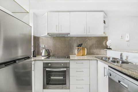 Inner-City 2-Bed With Balcony & Undercover Parking - Tourism Canberra 2