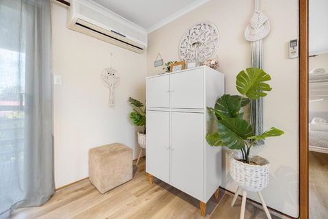 INVERLOCH - 2 Separate Houses In One! - Tourism Canberra 3