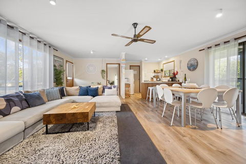 INVERLOCH - 2 Separate Houses In One! - Tourism Canberra 2