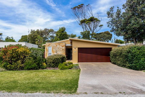 Invy Surf Hideaway - Tourism Canberra 0