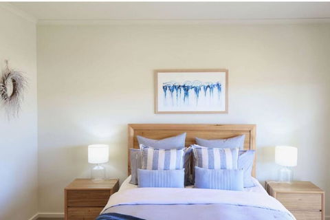 Iona Blue 3 Bedroom Townhouse 200m To Restaurants & Shops - Tourism Canberra 0