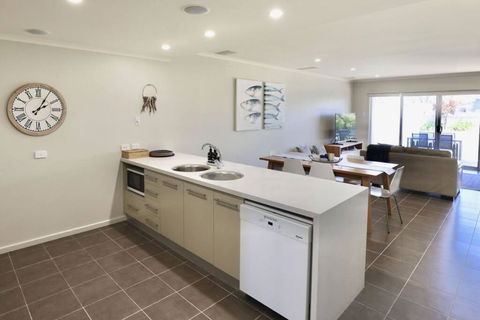 Iona Blue 3 Bedroom Townhouse 200m To Restaurants & Shops - Tourism Canberra 2