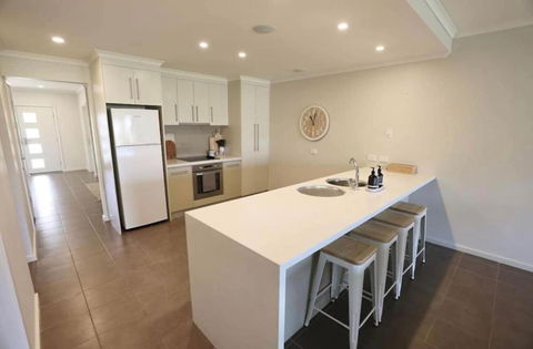 Iona Blue 3 Bedroom Townhouse 200m To Restaurants & Shops - Tourism Canberra 1