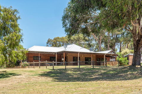 Island Brook Estate Vineyard And Chalets - Tourism Canberra 1