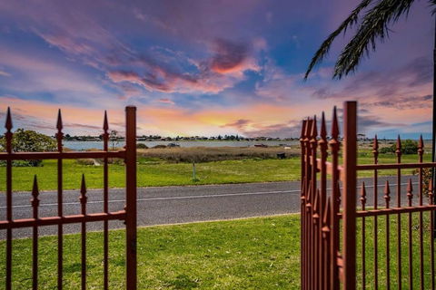 Island River View - Tourism Canberra 2