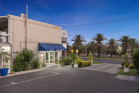 Alexander Motor Inn And Apartments - Tourism Canberra 2