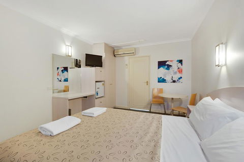 Alexander Motor Inn And Apartments - Tourism Canberra 3