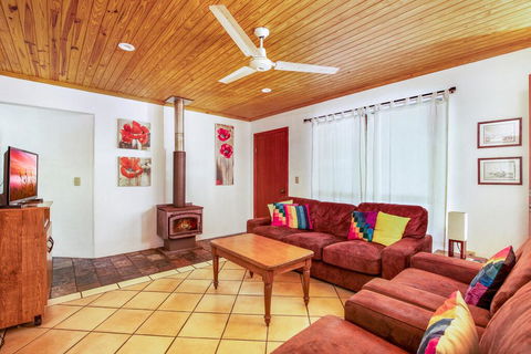 Amaroo - Rainbow Shores Room For Everyone And Walk To Beach - Tourism Canberra 2