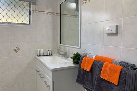 Andergrove Home With A Garden View-Wi-fi & Netflix - Tourism Canberra 1