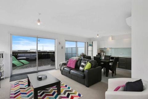 APOLLO 13 PENTHOUSE - Free Wifi & Huge Terrace! - Tourism Canberra 0
