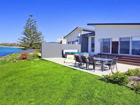 Aqua - Views Over Jones Beach - Tourism Canberra 0