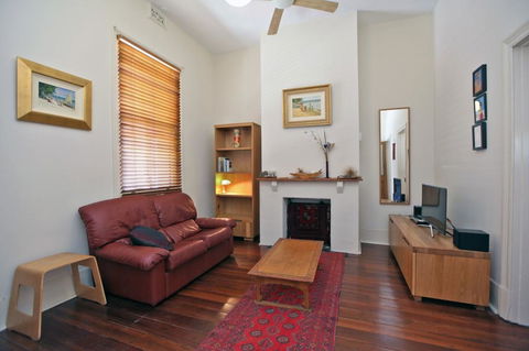 Art On Attfield - Cute Heritage 1 Bedroom Stone Cottage - Tourism Canberra 1