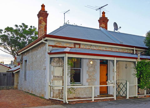 Art On Attfield - Cute Heritage 1 Bedroom Stone Cottage - Tourism Canberra 0