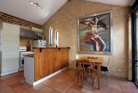 Art On Attfield - Cute Heritage 1 Bedroom Stone Cottage - Tourism Canberra 3