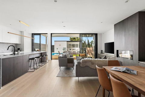 Luxury NEW 5BDRM Oasis With Heated Pool - Tourism Canberra 1