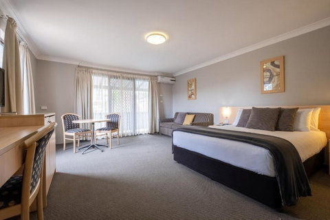 Maclin Lodge Motel - Tourism Canberra 0