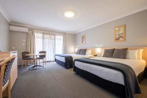 Maclin Lodge Motel - Tourism Canberra 1