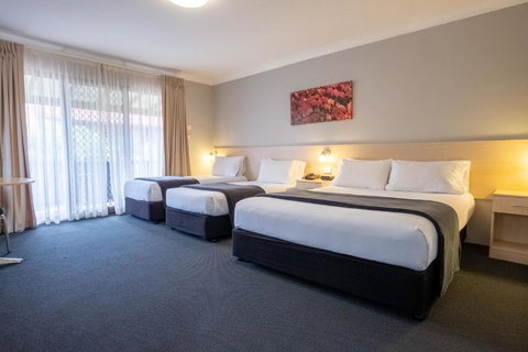 Maclin Lodge Motel - Tourism Canberra 3