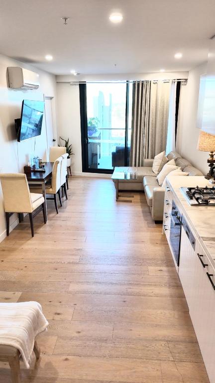 M-city Shopping Center Apartment - Executive Twin King Ensuites - Fully Equipped - Free Parking, Fast Wifi, Smart TV, Netflix, Complementary Drinks & Amenities - Clayton 3168 - Tourism Canberra 3
