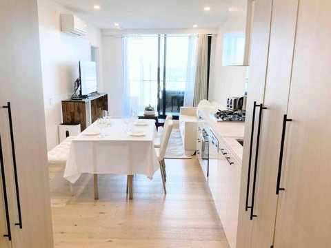 M-city Shopping Center Apartment - Executive Twin King Ensuites - Fully Equipped - Free Parking, Fast Wifi, Smart TV, Netflix, Complementary Drinks & Amenities - Clayton 3168 - Tourism Canberra 0