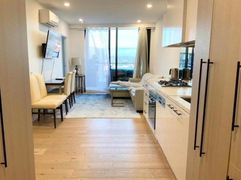 M-city Shopping Center Apartment - Executive Twin King Ensuites - Fully Equipped - Free Parking, Fast Wifi, Smart TV, Netflix, Complementary Drinks & Amenities - Clayton 3168 - Tourism Canberra 1