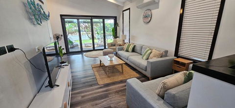 MOOLOOLABA CANAL HOME - Modern 4Bedroom With Spa, Sauna And Private Pontoon - NEW Proprietor 2024 - Tourism Canberra 0