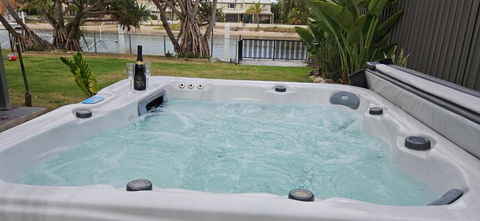 MOOLOOLABA CANAL HOME - Modern 4Bedroom With Spa, Sauna And Private Pontoon - NEW Proprietor 2024 - Tourism Canberra 1