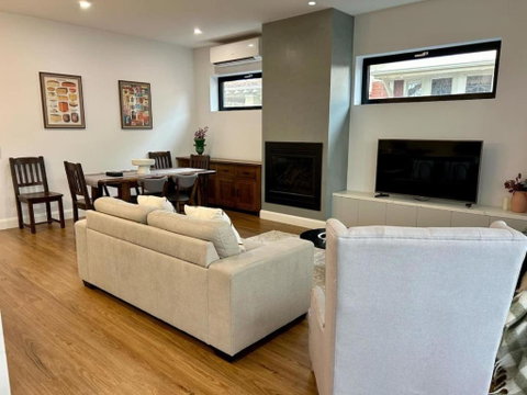 Modern Home - Gr8 4 Groups - Tourism Canberra 0