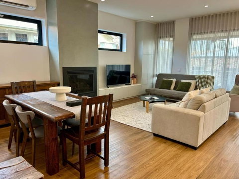 Modern Home - Gr8 4 Groups - Tourism Canberra 3