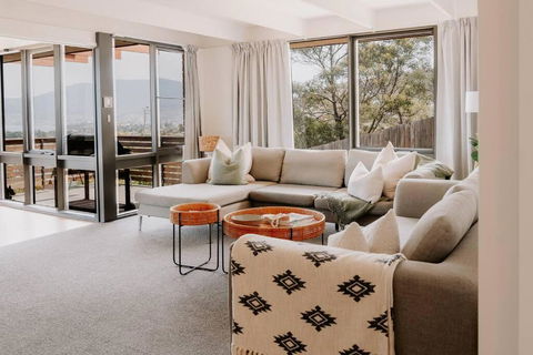 Modern Home Overlooking River - Tourism Canberra 1