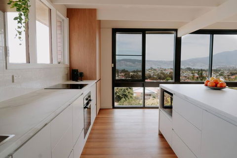 Modern Home Overlooking River - Tourism Canberra 3