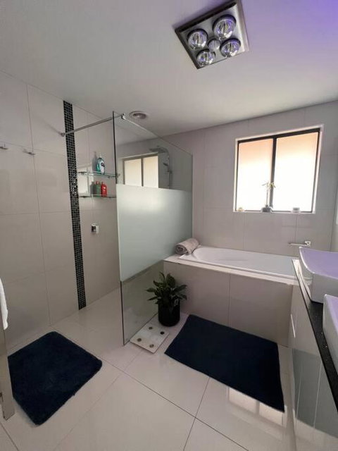 Modern Light Filled Home Near Beaches - Tourism Canberra 1