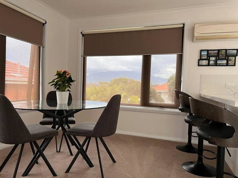 Modern Light Filled Home Near Beaches - Tourism Canberra 3