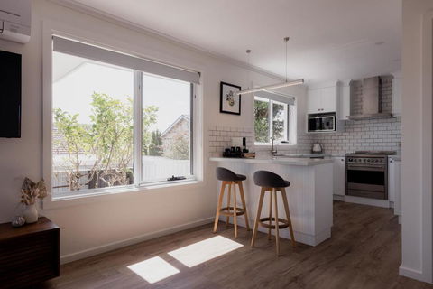 Modern Refurbished Unit In Charming Bellerive - Tourism Canberra 0