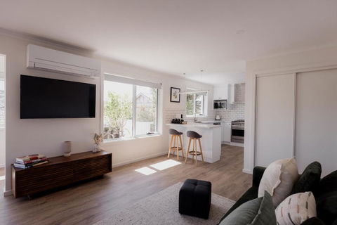 Modern Refurbished Unit In Charming Bellerive - Tourism Canberra 2