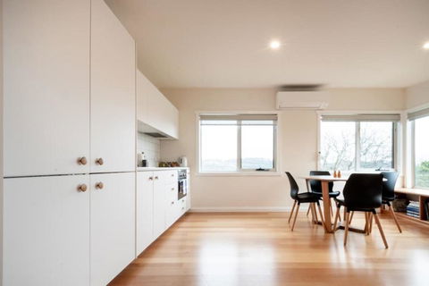 Modern Self Contained Unit Views Parking And WiFi - Tourism Canberra 0