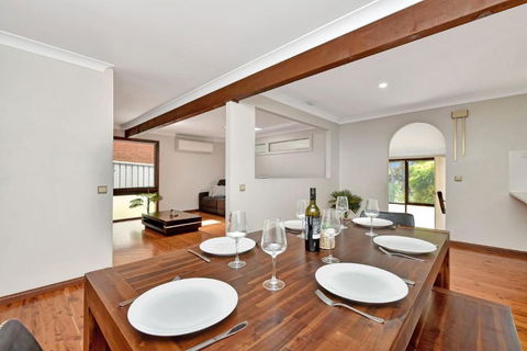 NEW PropertyBreezy Bayside Haven At Brightwaters - Tourism Canberra 1