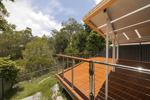 NEW 3BR Serene Creekside Retreat In Helensvale - Tourism Canberra 0