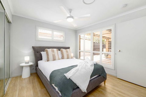 NEW 3BR Serene Creekside Retreat In Helensvale - Tourism Canberra 1