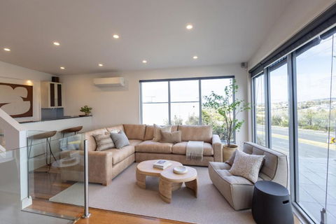 NEW Pleasant View Stays TORQUAY - Tourism Canberra 0
