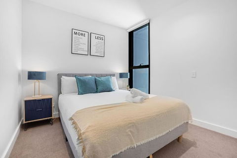 NEW Waterfront Living With Sublime Views 2B1B - Tourism Canberra 3