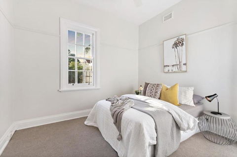 NEWLY RENOVATED LARGE 3.5 BDRM HOUSE! BEST OF MELB - Tourism Canberra 3