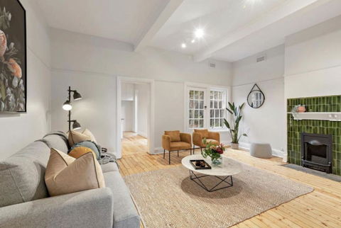 NEWLY RENOVATED LARGE 3.5 BDRM HOUSE! BEST OF MELB - Tourism Canberra 0
