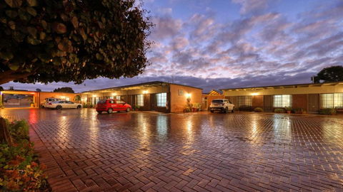 Oasis Motor Inn - Tourism Canberra 2