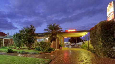 Oasis Motor Inn - Tourism Canberra 0
