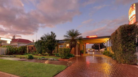 Oasis Motor Inn - Tourism Canberra 1