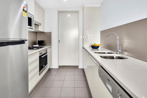 North Sydney Large Two Bedroom MIL2302 - Tourism Canberra 3