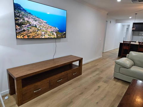 O Stylish 4 Room Oasis With 65 TV - Tourism Canberra 0