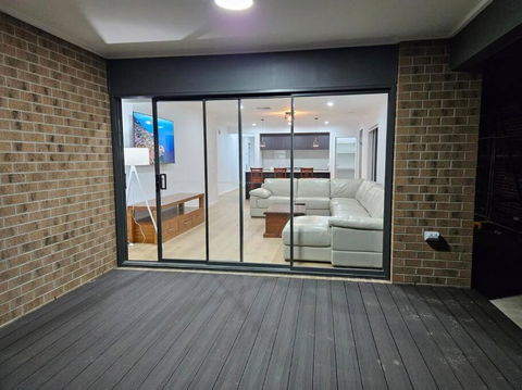O Stylish 4 Room Oasis With 65 TV - Tourism Canberra 3